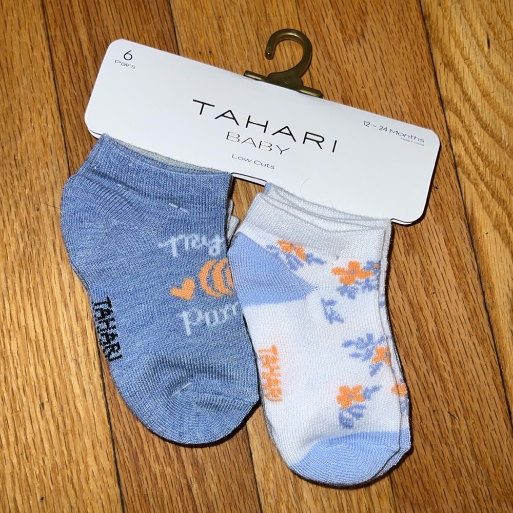 Nwt tahari baby girl socks